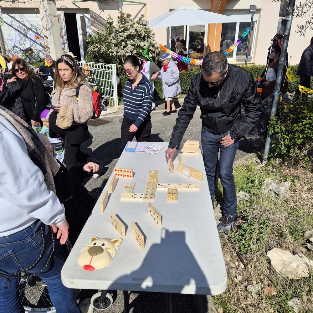 Photo Animation Dominos Géants lors d'une kermesse dans les Bouches-du-Rhône (13)